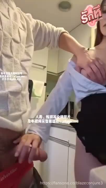 คลิปหลุดสาวจีนเจ้านายคนสวยโดนลูกน้องพุ่งเข้าไปเย็ดหีในครัว ครางเสียวลิ้นลีลาเด็ดหุ่นสะบึมกันสด