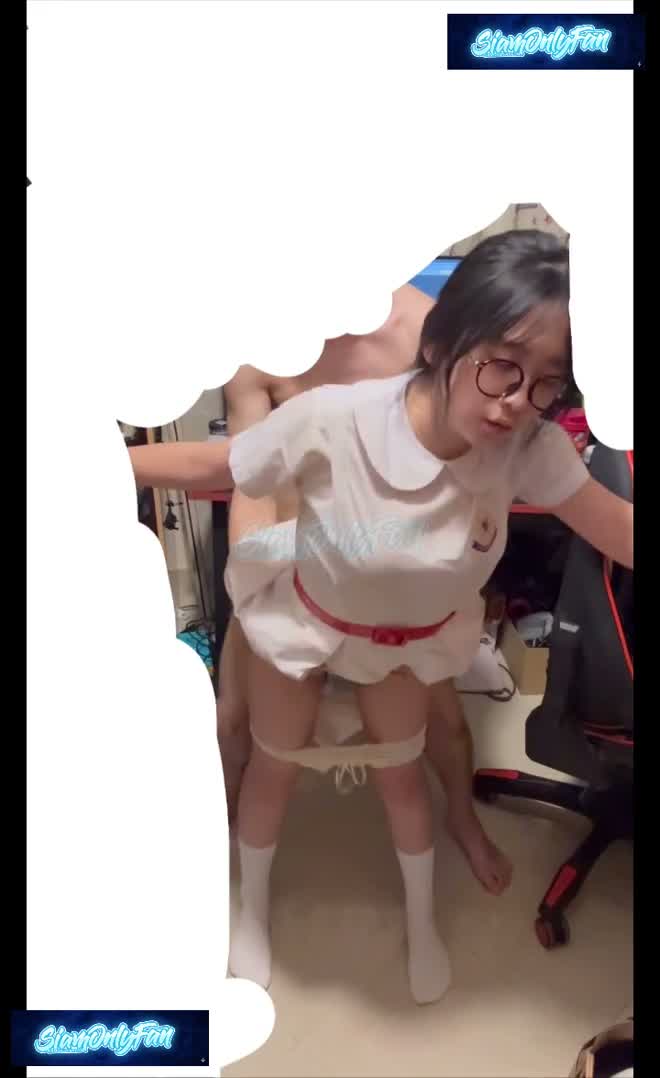 น้องแว่นสาวสวยเปิดซิงครั้งแรก 2026 โดนแฟนจับถ่ายคลิปเย็ดหีท่าหมาเสียวจัด