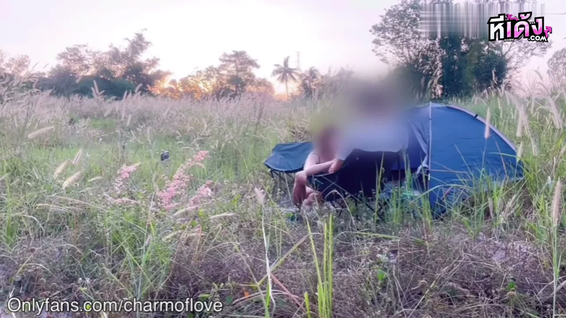 นักศึกษา คลิปหลุด Onlyfans Charmoflove แฟนหนุ่มขี้เงี่ยน ชวนสาวผิวขาวหุ่นนางแบบ มากางเต็นในป่า ก่อนจะนั่งให้โม๊คควยฟินๆ แบบไม่กลัวคนเห็น OnlyFans ปี 2026 ชัดเต็มจอ